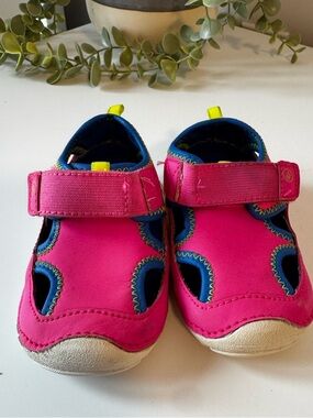 Stride Rite splash water shoes in bright pink 🌊 Size 4